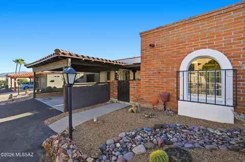 681 W Camino Del Poso, Green Valley, AZ 85614