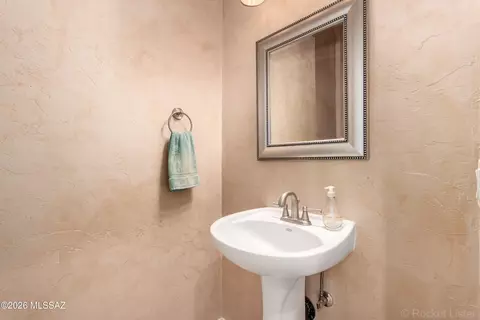 Bath - 1045 E Irwin Pl, Tucson, AZ 85719 photo 1 of 4