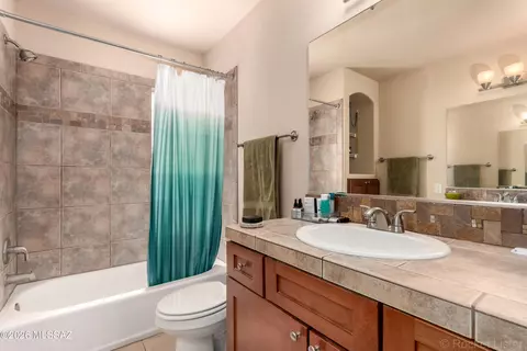 Bath - 1045 E Irwin Pl, Tucson, AZ 85719 photo 2 of 4