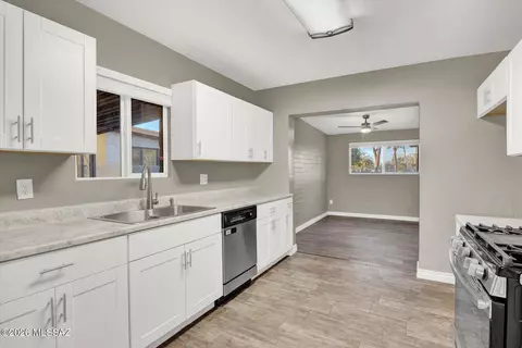 Kitchen - 2313 E 23rd St, Tucson, AZ 85713 photo 4 of 5