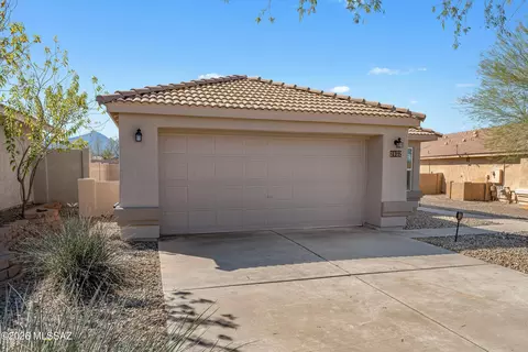 Exterior - 2152 E Tabular Pl, Oro Valley, AZ 85755 photo 7 of 8