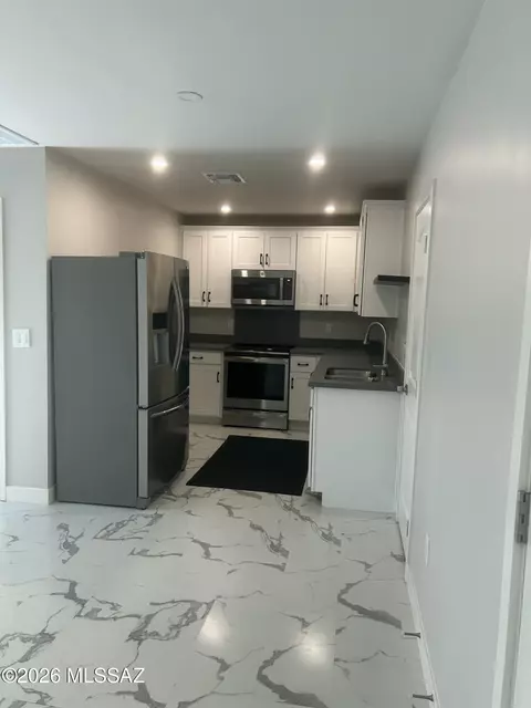 Kitchen - 4441 E 4th St, Tucson, AZ 85711 photo 6 of 7