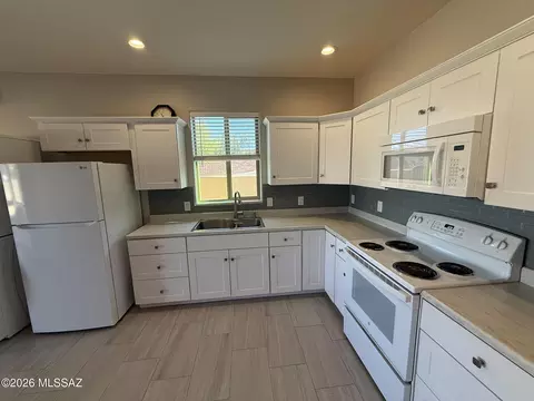 Kitchen - 140 N Westview Dr, Vail, AZ 85641 photo 4 of 4