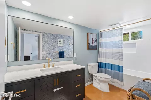 Bath - 824 E Mitchell Dr, Tucson, AZ 85719 photo 1 of 2