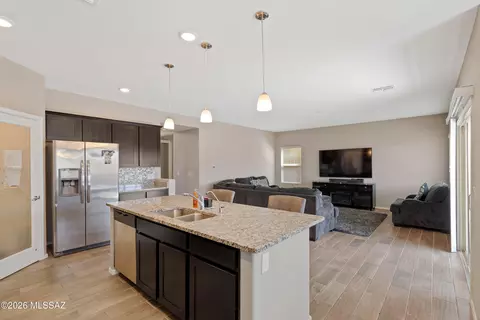 Kitchen - 8878 E Abrams Loop, Tucson, AZ 85710 photo 5 of 6