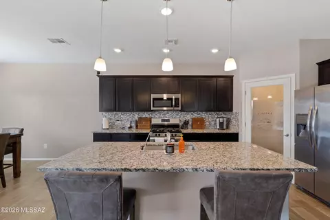 Kitchen - 8878 E Abrams Loop, Tucson, AZ 85710 photo 3 of 6