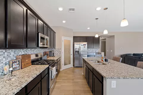 Kitchen - 8878 E Abrams Loop, Tucson, AZ 85710 photo 4 of 6