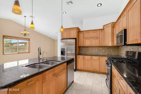 Kitchen - 7940 E Constant Pl, Tucson, AZ 85730 photo 3 of 4