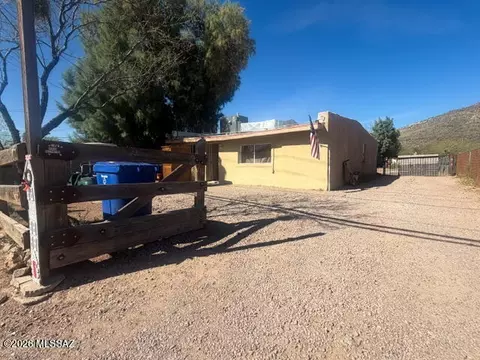 1025 S Kroeger Ln, Tucson, AZ 85745