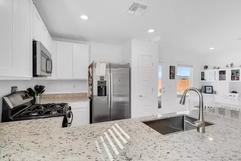 Kitchen - 8801 E Canyon Walnut Way, Vail, AZ 85641 photo 2 of 4