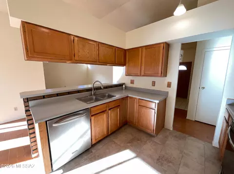 Kitchen - 9248 N Eaglestone Loop, Tucson, AZ 85742 photo 3 of 3