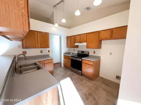 Kitchen - 9248 N Eaglestone Loop, Tucson, AZ 85742 photo 2 of 3