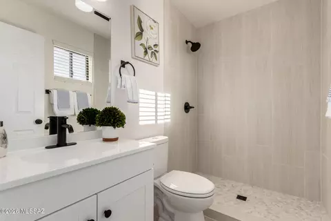 Bath - 10580 E Observatory Dr, Vail, AZ 85641 photo 1 of 2