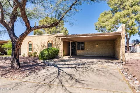 8137 E Renaud Ln, Tucson, AZ 85710