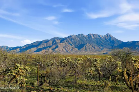 657 E Canyon Rock Rd, Green Valley, AZ 85614