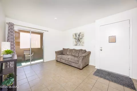 1810 E Blacklidge Dr #112, Tucson, AZ 85719