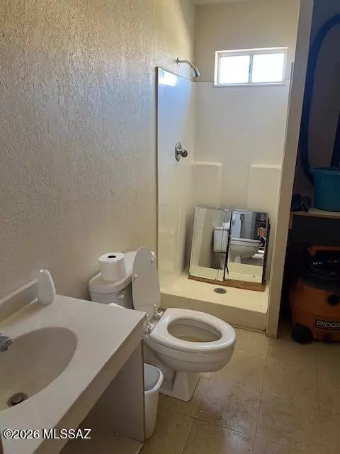 Bath - 2505 W Arcadia Ln, Willcox, AZ 85643 photo 2 of 4