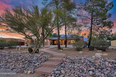8020 N La Oesta Ave, Tucson, AZ 85704