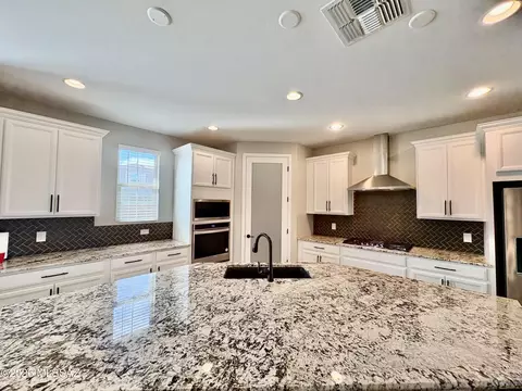 Kitchen - 9709 E Holbert Trl, Tucson, AZ 85747 photo 6 of 9