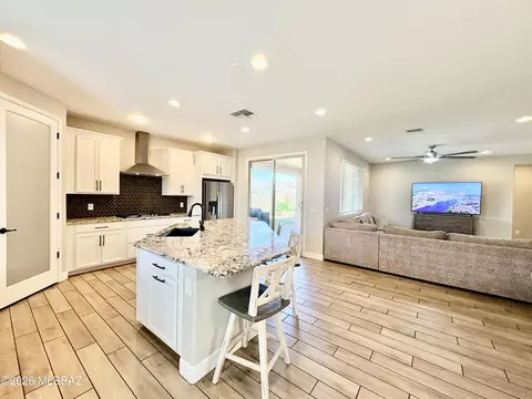 Kitchen - 9709 E Holbert Trl, Tucson, AZ 85747 photo 5 of 9