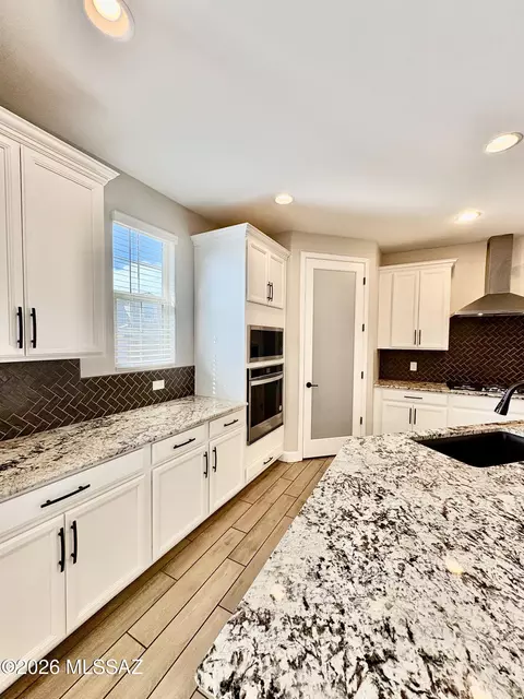Kitchen - 9709 E Holbert Trl, Tucson, AZ 85747 photo 4 of 9