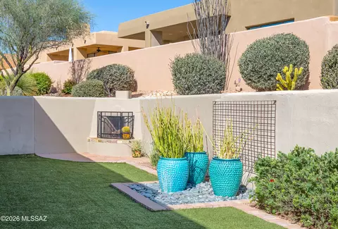 Exterior - 990 W Par Four Dr, Oro Valley, AZ 85755 photo 3 of 7