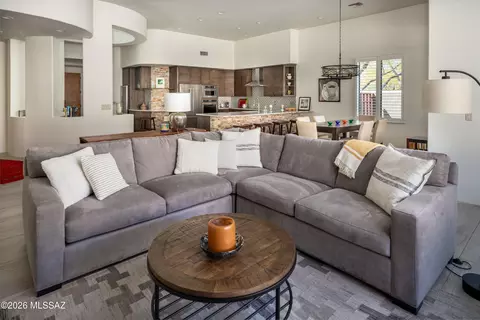 Living - 990 W Par Four Dr, Oro Valley, AZ 85755 photo 2 of 2