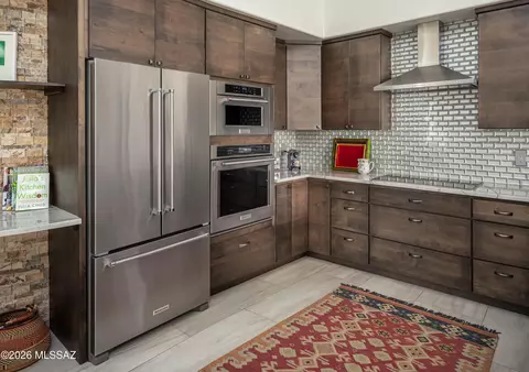 Kitchen - 990 W Par Four Dr, Oro Valley, AZ 85755 photo 2 of 4