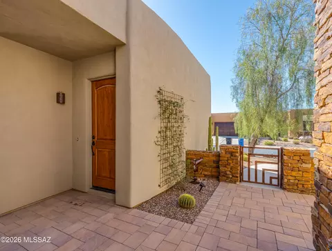 Exterior - 990 W Par Four Dr, Oro Valley, AZ 85755 photo 6 of 7