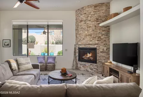 Living - 990 W Par Four Dr, Oro Valley, AZ 85755 photo 1 of 2