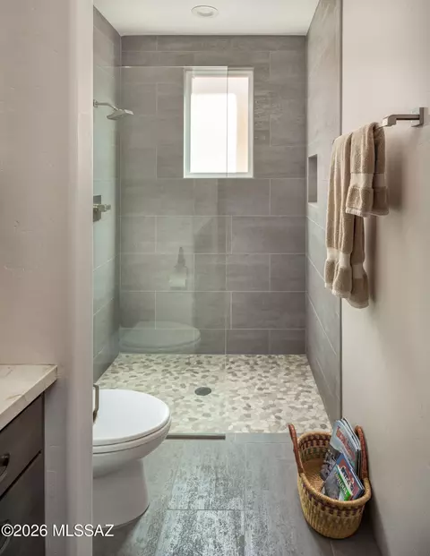 Bath - 990 W Par Four Dr, Oro Valley, AZ 85755 photo 5 of 7