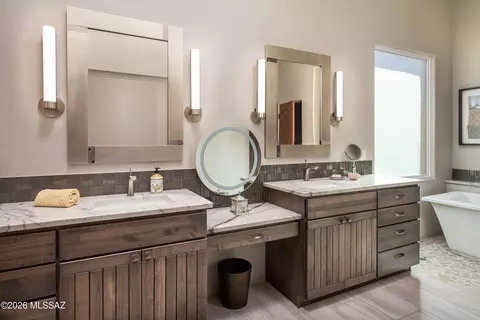 Bath - 990 W Par Four Dr, Oro Valley, AZ 85755 photo 1 of 7