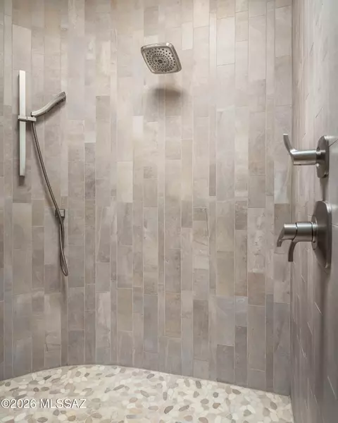 Bath - 990 W Par Four Dr, Oro Valley, AZ 85755 photo 3 of 7