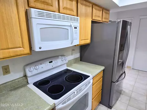 Kitchen - 8434 E Brookside Ln, Tucson, AZ 85710 photo 2 of 6