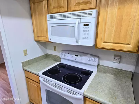 Kitchen - 8434 E Brookside Ln, Tucson, AZ 85710 photo 4 of 6