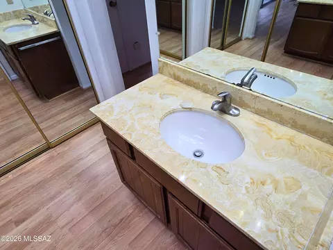 Bath - 8434 E Brookside Ln, Tucson, AZ 85710 photo 4 of 7
