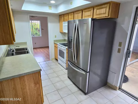 Kitchen - 8434 E Brookside Ln, Tucson, AZ 85710 photo 3 of 6
