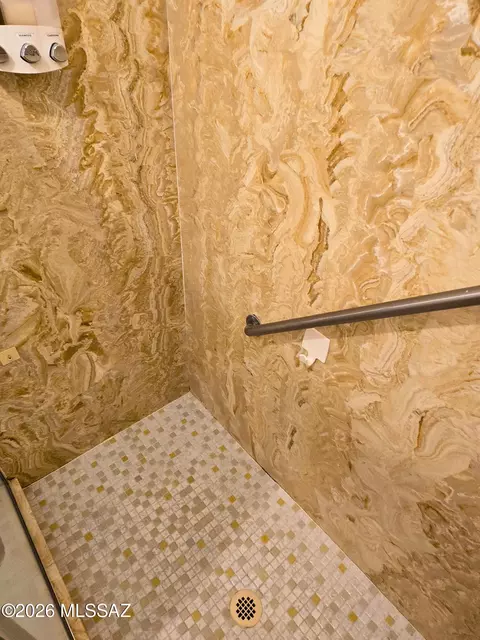 Bath - 8434 E Brookside Ln, Tucson, AZ 85710 photo 6 of 7