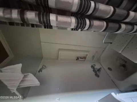 Bath - 242 E Jacinto St, Tucson, AZ 85705 photo 4 of 4