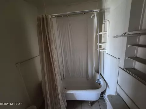 Bath - 242 E Jacinto St, Tucson, AZ 85705 photo 2 of 4