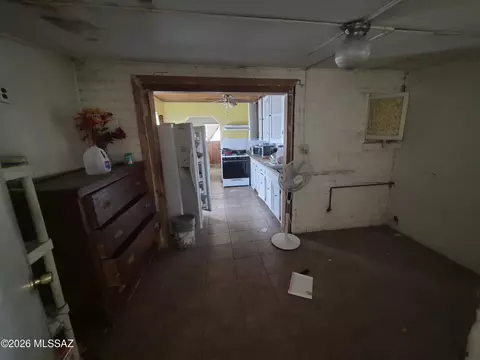 Entry Way - 242 E Jacinto St, Tucson, AZ 85705 photo 4 of 6