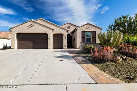 902 N Broken Hills Dr, Green Valley, AZ 85614