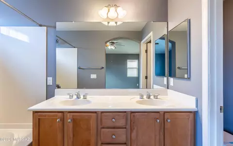 Bath - 10571 E Carolina Willow Ln, Tucson, AZ 85747 photo 4 of 5