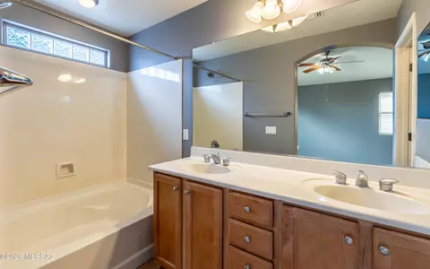 Bath - 10571 E Carolina Willow Ln, Tucson, AZ 85747 photo 5 of 5