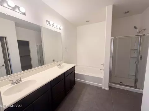 Bath - 653 S Desert Haven Rd, Vail, AZ 85641 photo 1 of 3