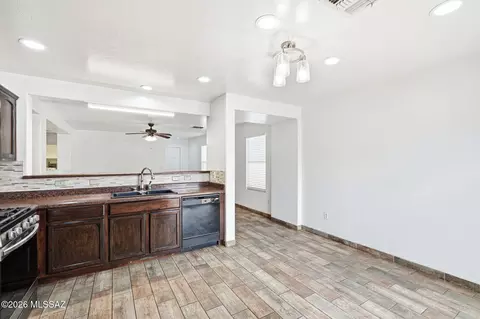 Kitchen - 8263 W Anser Loop, Tucson, AZ 85757 photo 3 of 4