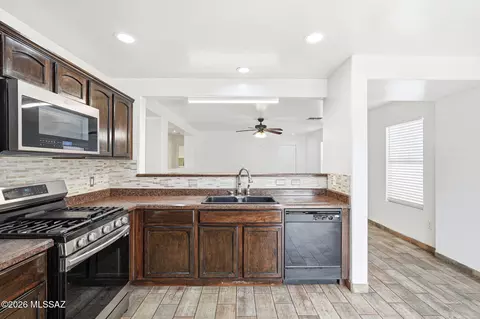 Kitchen - 8263 W Anser Loop, Tucson, AZ 85757 photo 2 of 4