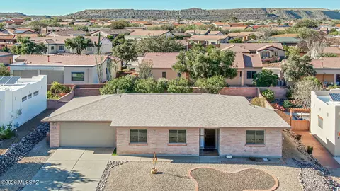 814 W Belltower Dr, Green Valley, AZ 85614