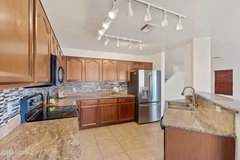 Kitchen - 4053 E Agate Knoll Dr, Tucson, AZ 85756 photo 3 of 5