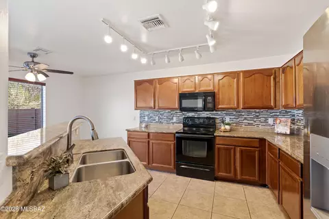 Kitchen - 4053 E Agate Knoll Dr, Tucson, AZ 85756 photo 2 of 5